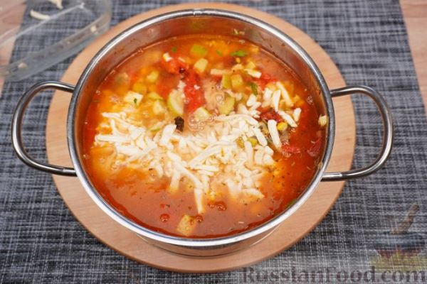 Сырный суп с кабачками, помидорами и кукурузой