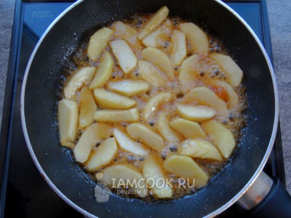 Пирог-перевертыш с яблоками на сковороде