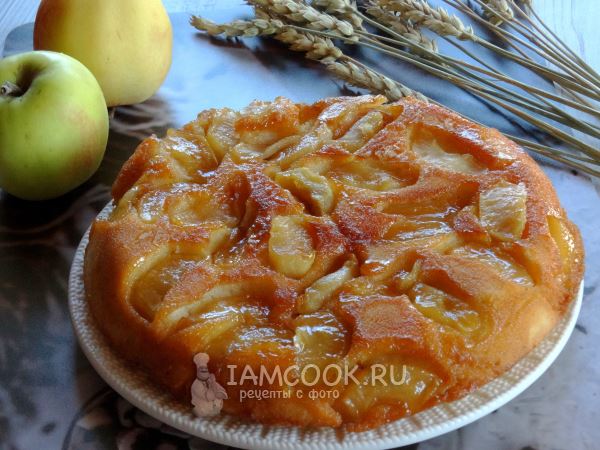 Пирог-перевертыш с яблоками на сковороде