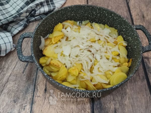 Жареная картошка с солеными огурцами