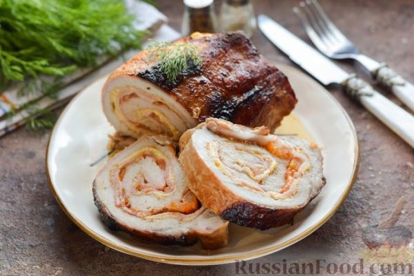 Мясной рулет с беконом, помидорами и сыром (в духовке)