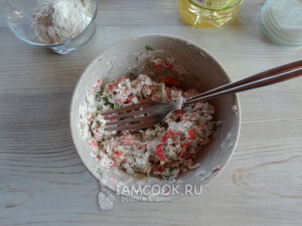 Рулетики из кабачков с крабовыми палочками