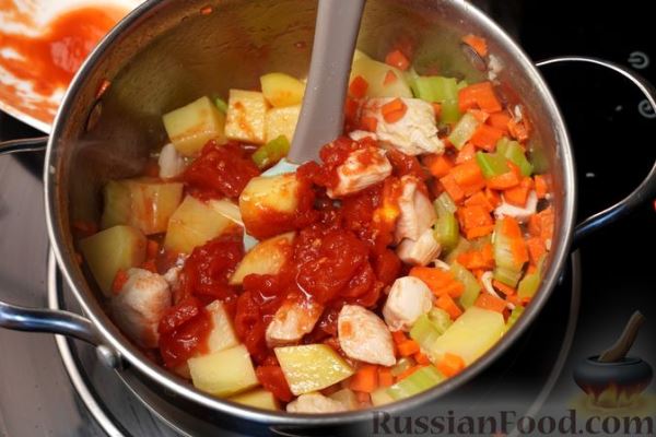 Томатный суп с курицей, фасолью и шпинатом