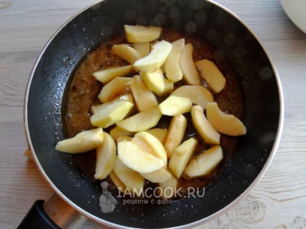 Пирог-перевертыш с яблоками на сковороде