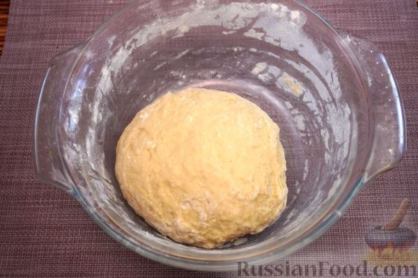 Сдобные булочки с изюмом и вяленой клюквой